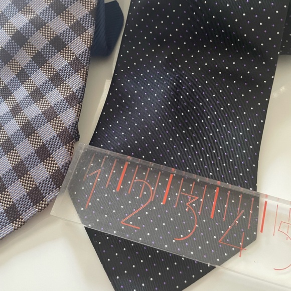 2 Ties Bundle: Tommy Hilfiger/J. Dolhomut - Picture 3 of 6